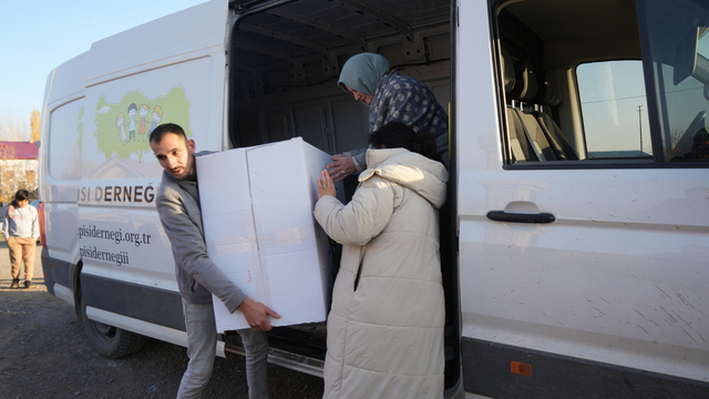 Muş'ta çocuklara giyim yardımı