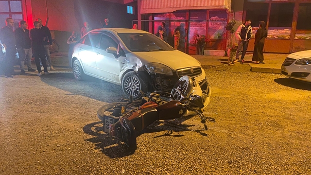 Türkeli'nde otomobil ile çarpışan motosikletin sürücüsü yaralandı