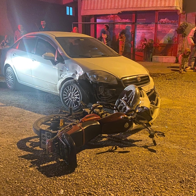 Türkeli'nde otomobil ile çarpışan motosikletin sürücüsü yaralandı