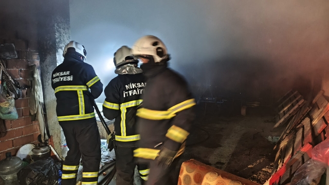 Tokat'ta üç katlı evde çıkan yangında hasar oluştu