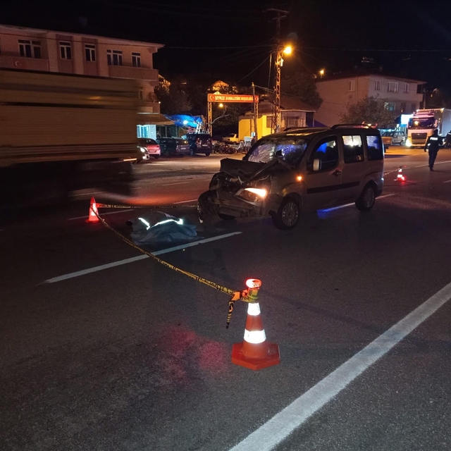 Hafif ticari aracın çarptığı yaya, öldü