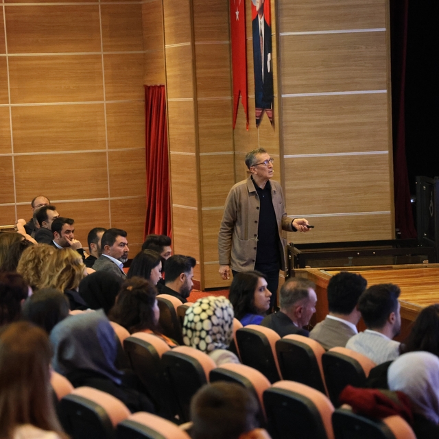 Eski Bakan Selçuk, Diyarbakır'da öğretmen ve velilerle buluştu