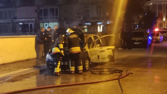 Samsun'da park halindeki otomobilde çıkan yangın korkuttu; o anlar kamerada