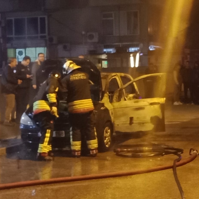 Samsun'da park halindeki otomobilde çıkan yangın korkuttu; o anlar kamerada