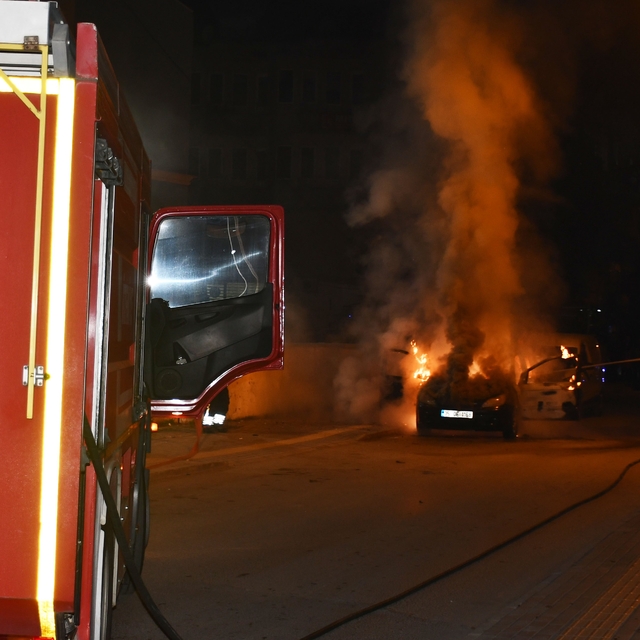 Samsun'da park halindeki otomobil yanarak kullanılamaz hale geldi