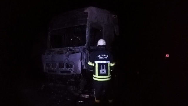 Erzurum'da seyir halindeyken alev alan tır yandı