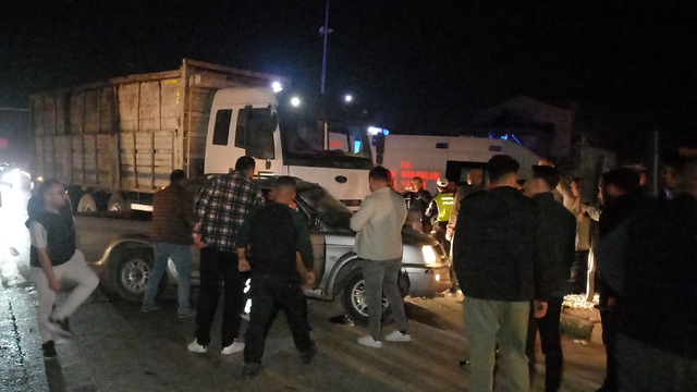 Manisa'da kamyonla pikabın çarpıştığı kazada 4 kişi yaralandı