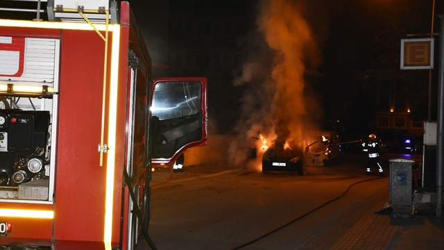Samsun'da park halindeki otomobil yanarak kullanılamaz hale geldi