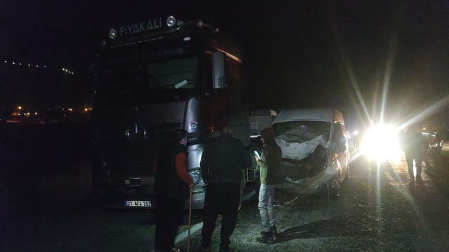 Van'da minibüs ve otomobil ineğe çarptı: Kazada 2 kişi yaralandı, inek telef oldu