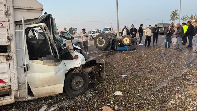 Şanlıurfa'da traktör ile kamyonet çarpıştı: 2 yaralı
