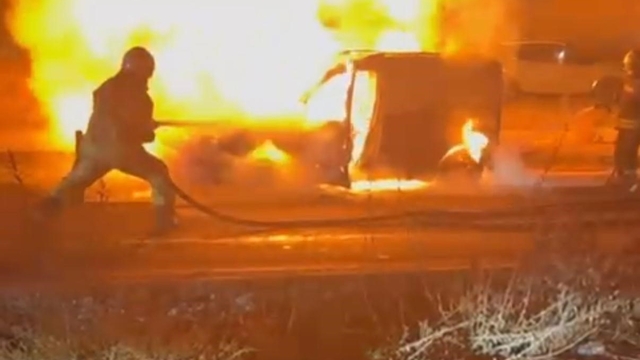 Diyarbakır'da hafif ticari araç alev topuna döndü