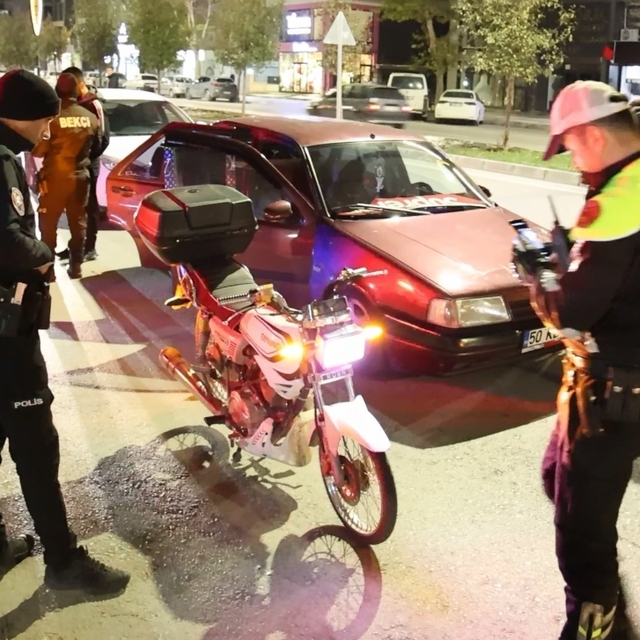 Abartı egzoz ve standart dışı ışıklı motosiklet sürücüsüne 13 bin 776 lira...