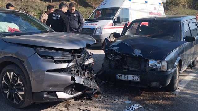 Kastamonu'da 2 otomobil çarpıştı: 3 yaralı