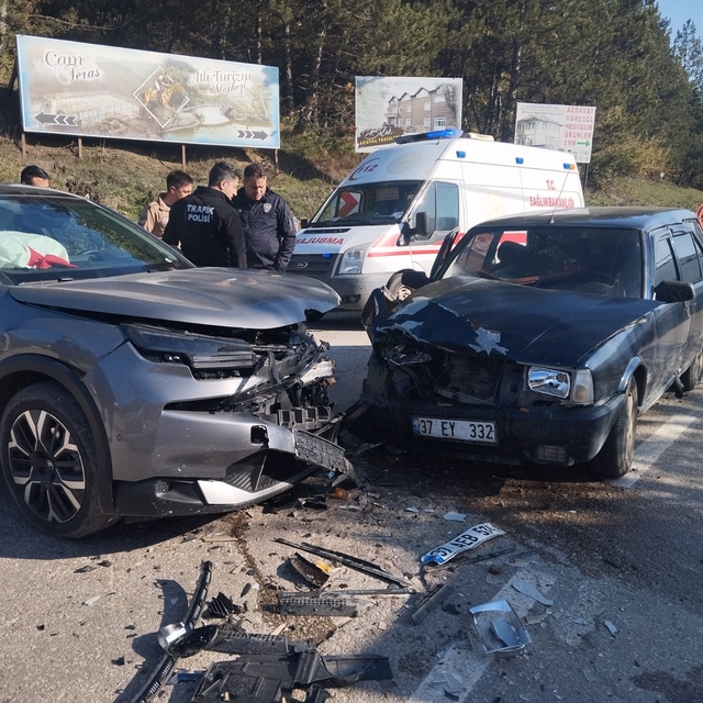 Kastamonu'da 2 otomobil çarpıştı: 3 yaralı