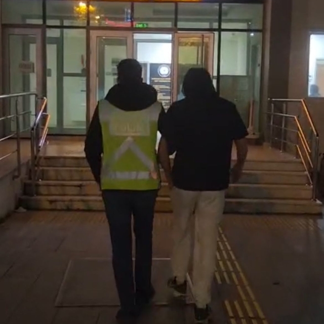 Trafik tartışmasında otomobile levye ile saldıran 2 şüpheli gözaltında