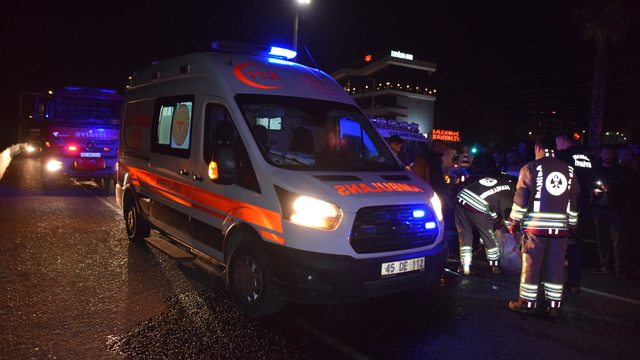 Manisa'da traktör ile çekicinin çarpıştığı kazada 3 kişi yaralandı