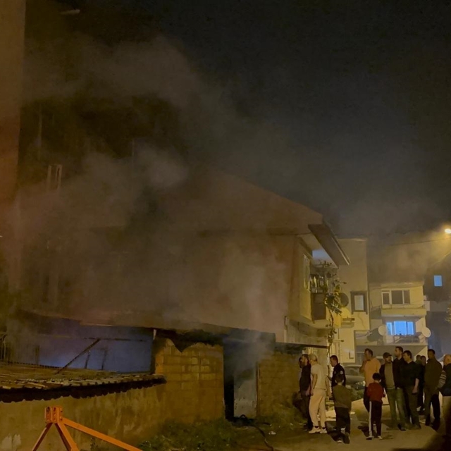 Depoda çıkan yangında, traktör ve tarım malzemeleri kullanılamaz hale geldi