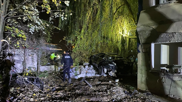 Köprü üstünde çarpışan otomobiller bahçeye uçtu: 1 ölü, 4 yaralı