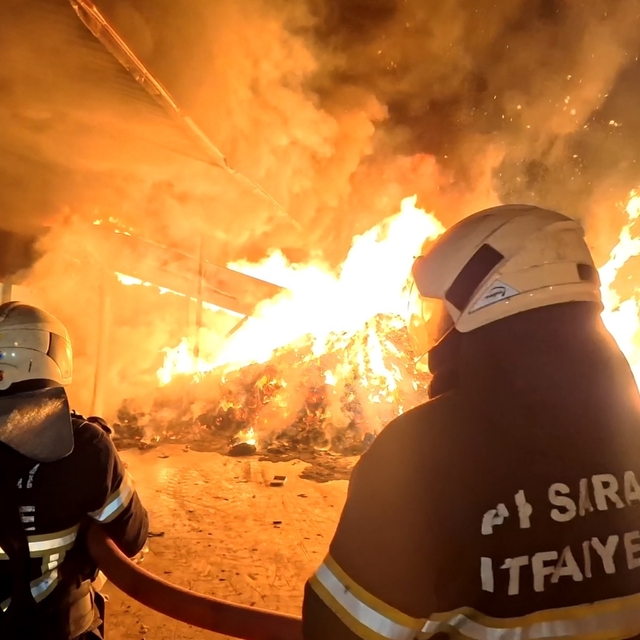Aksaray'da alevli gece: Geri dönüşüm tesisi alev alev yandı