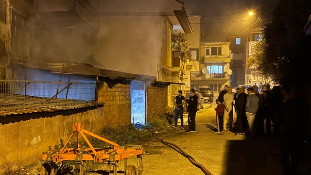 Bursa'da üç katlı binada çıkan yangın paniğe neden oldu