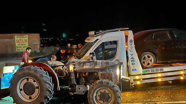 Manisa'da traktör ile çekici çarpıştı: 4 yaralı