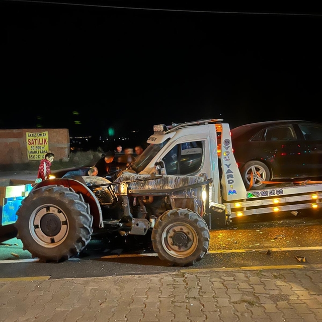 Manisa'da traktör ile çekici çarpıştı: 4 yaralı
