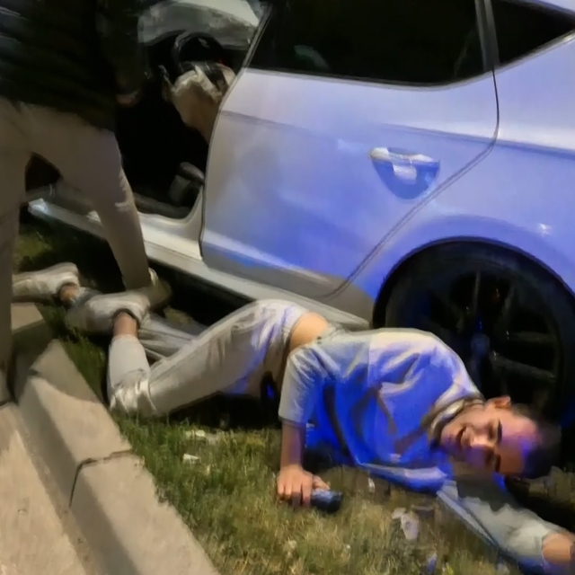 Aksaray Belediyesi'nin trafiğe kapattığı yol kaza meydanına döndü
Yaralı sü...