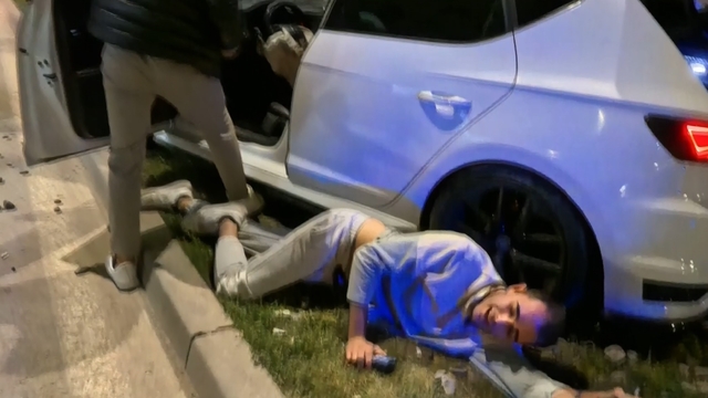 Aksaray Belediyesi'nin trafiğe kapattığı yol kaza meydanına döndü
Yaralı sürücüden arkadaşına, "Emniyet kemeri tak hayat kurtarıyor" mesajı