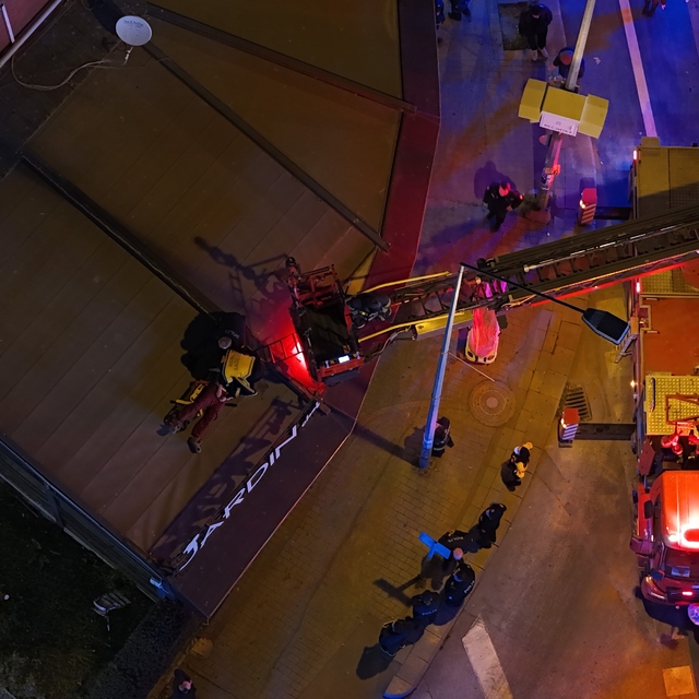 2'nci kattan kafenin tentesine düşen şahsı itfaiye aşağıya indirdi