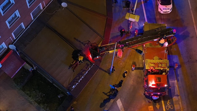 2'nci kattan kafenin tentesine düşen şahsı itfaiye aşağıya indirdi