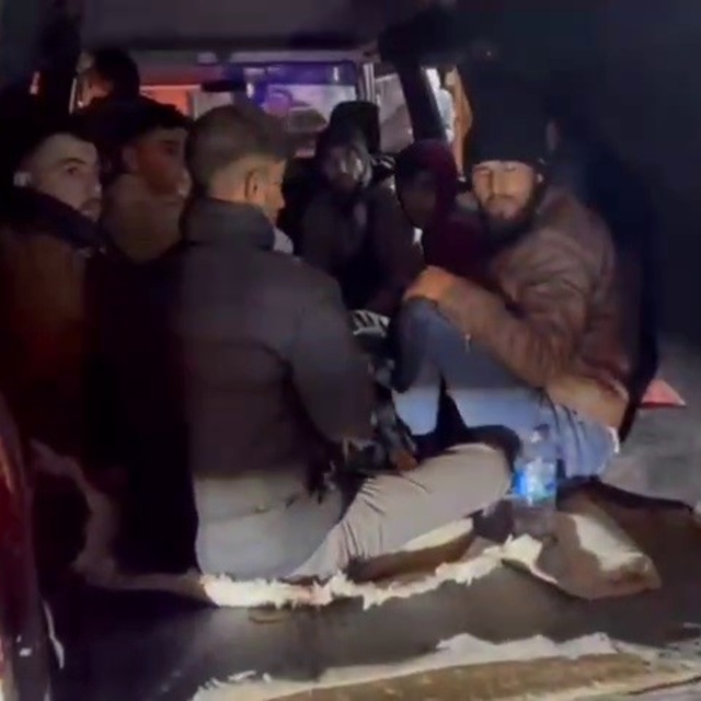 Avrupa hayaliyle çıktıkları yolda minibüs bagajında yakalandılar