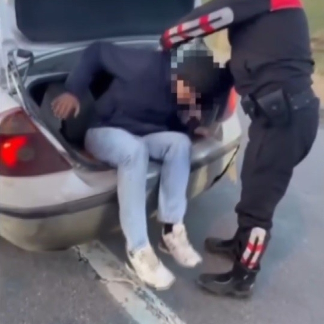 Erzincan'da otomobilin bagajında 2 kaçak göçmen yakalandı