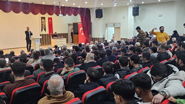 Nusaybin'de "Yolumuzu Aydınlatan Yıldızlar" konferansı düzenlendi