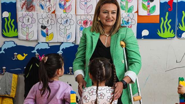 Ortopedik engelli Hilal öğretmen, hiç vazgeçmediği hayalleri ile öğrencilerine ilham oluyor