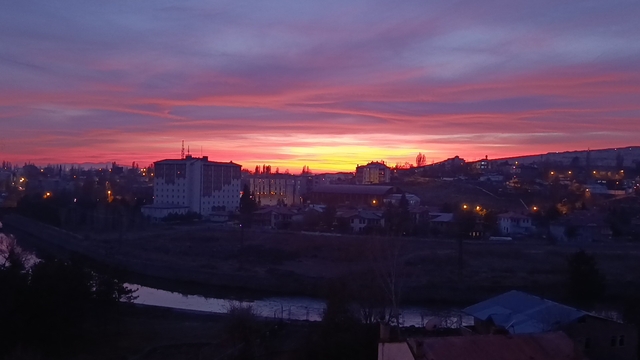 Kars'ta gökyüzü kızıla büründü