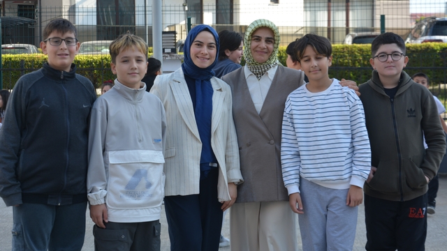 Ordu'da 27 yıllık öğretmen, yetiştirdiği eski öğrencisiyle omuz omuza görev yapıyor
Attığı her imzada öğretmeninin izini taşıyor: Yıllar sonra öğrencisi olduğu öğretmeniyle aynı okulda meslektaş oldu