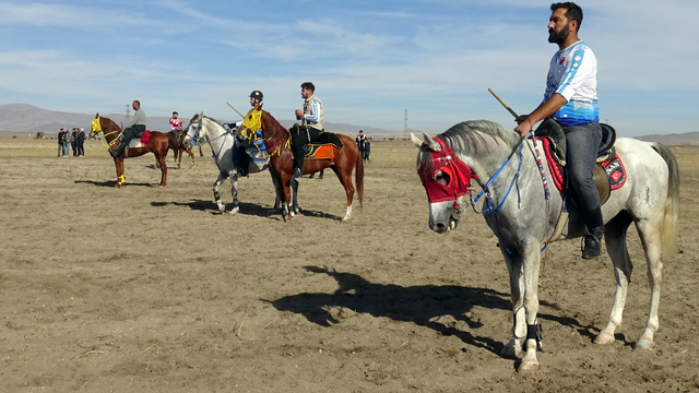 Kars'ta cirit ve at yarışlarında sporcular kıyasıya mücadele etti