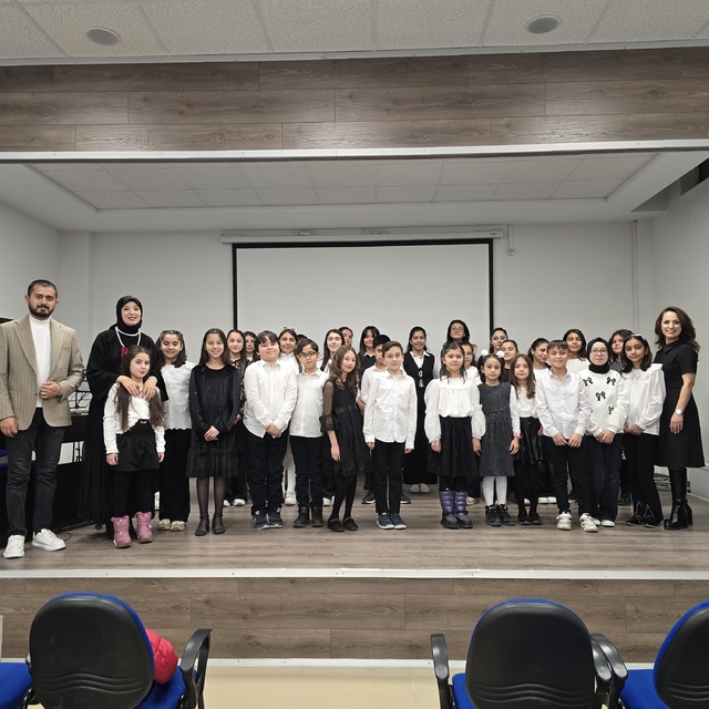 3 Müzik öğretmeni bir araya geldi, çocuklar söyledi, onlar 'İyi ki öğretmen...