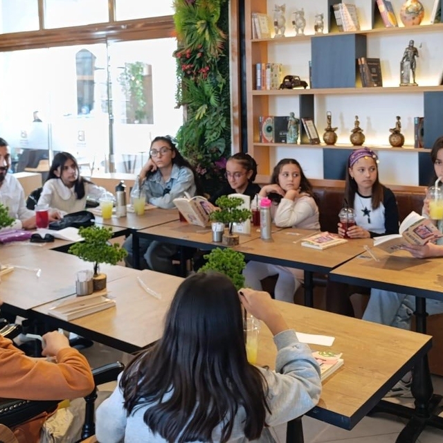 'Kitap Kaşifleri Kulübü' minik öğrencileri kitap okumaya yönlendiriyor