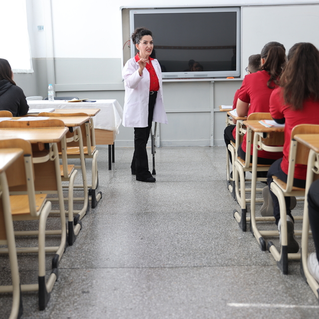 Ayşe öğretmen, inancı ve tutkusuyla mesleğini 28 yıldır koltuk değneğiyle s...