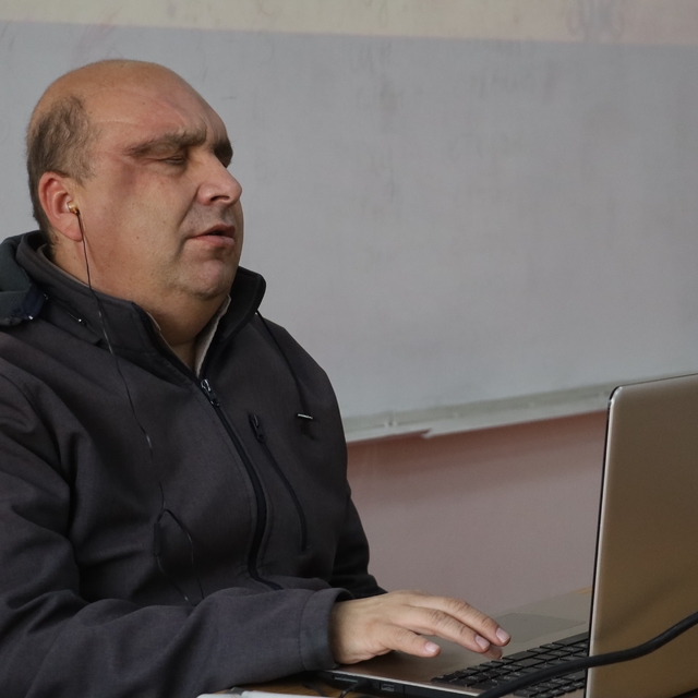 Göz teması olmasa da gönül bağı kurup öğretiyorlar
Görme engelli öğretmenle...