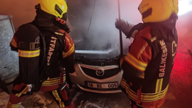 Balıkesir'de park halindeki 2 otomobil yandı