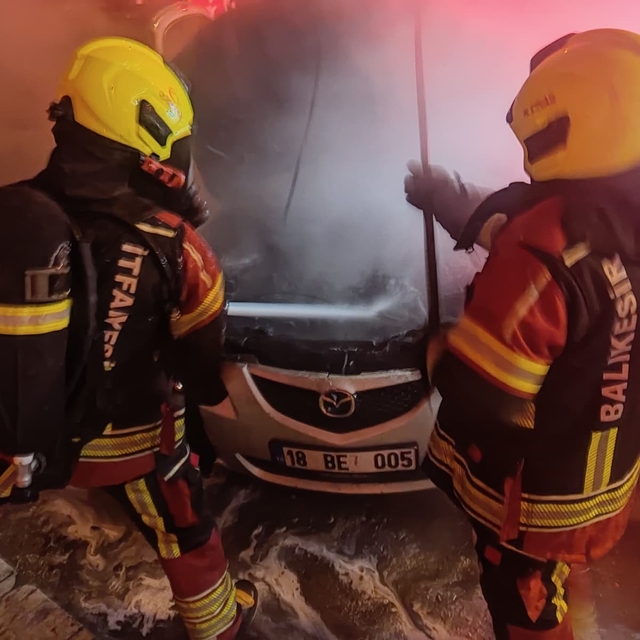 Balıkesir'de park halindeki 2 otomobil yandı