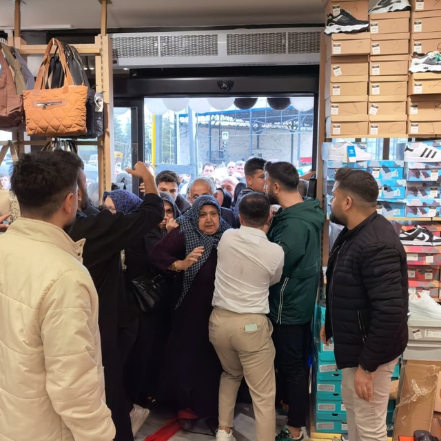 Bursa'da giyim mağazası açılışında izdiham