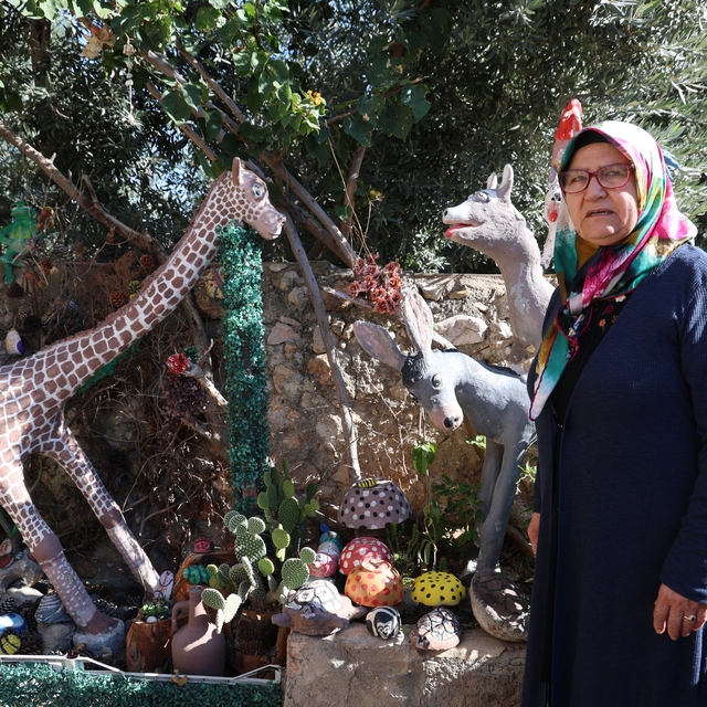 Halk eğitimden emekli oldu atıkları evinde sanata dönüştürdü