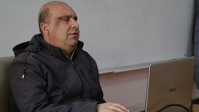 Göz teması olmasa da gönül bağı kurup öğretiyorlar
Görme engelli öğretmenler öğrencileriyle göz teması kuramasa da kurdukları gönül bağıyla hiçbir engel yaşamadan eğitim-öğretim hizmeti veriyor