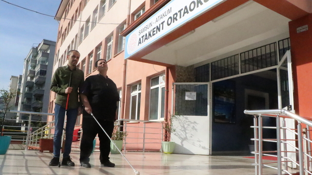 Aynı okulda görevli görme engelli iki öğretmen çevrelerine ilham veriyor