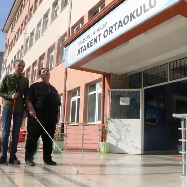 Aynı okulda görevli görme engelli iki öğretmen çevrelerine ilham veriyor