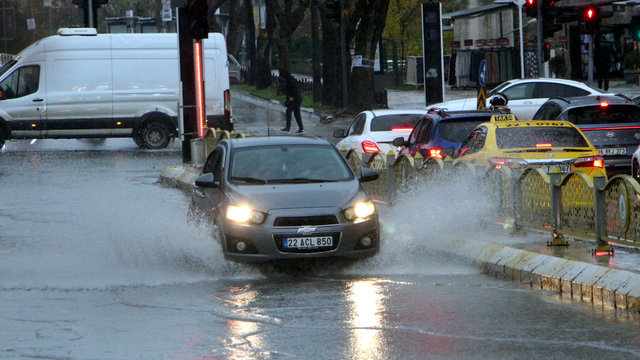 Edirne'de sağanak etkili oluyor