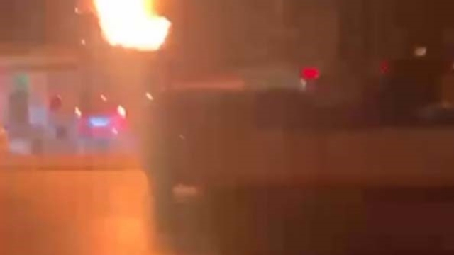 "Serdengeçtiler her yerde" diyerek silahlı ve patlayıcı maddeli saldırı yaptılar
İzmir'de silahlı ve patlayıcı maddeli saldırı anı kamerada